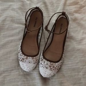 Floral lace flats